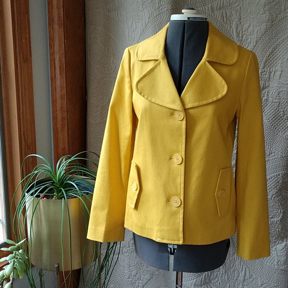 BR short button jacket with pleat in back